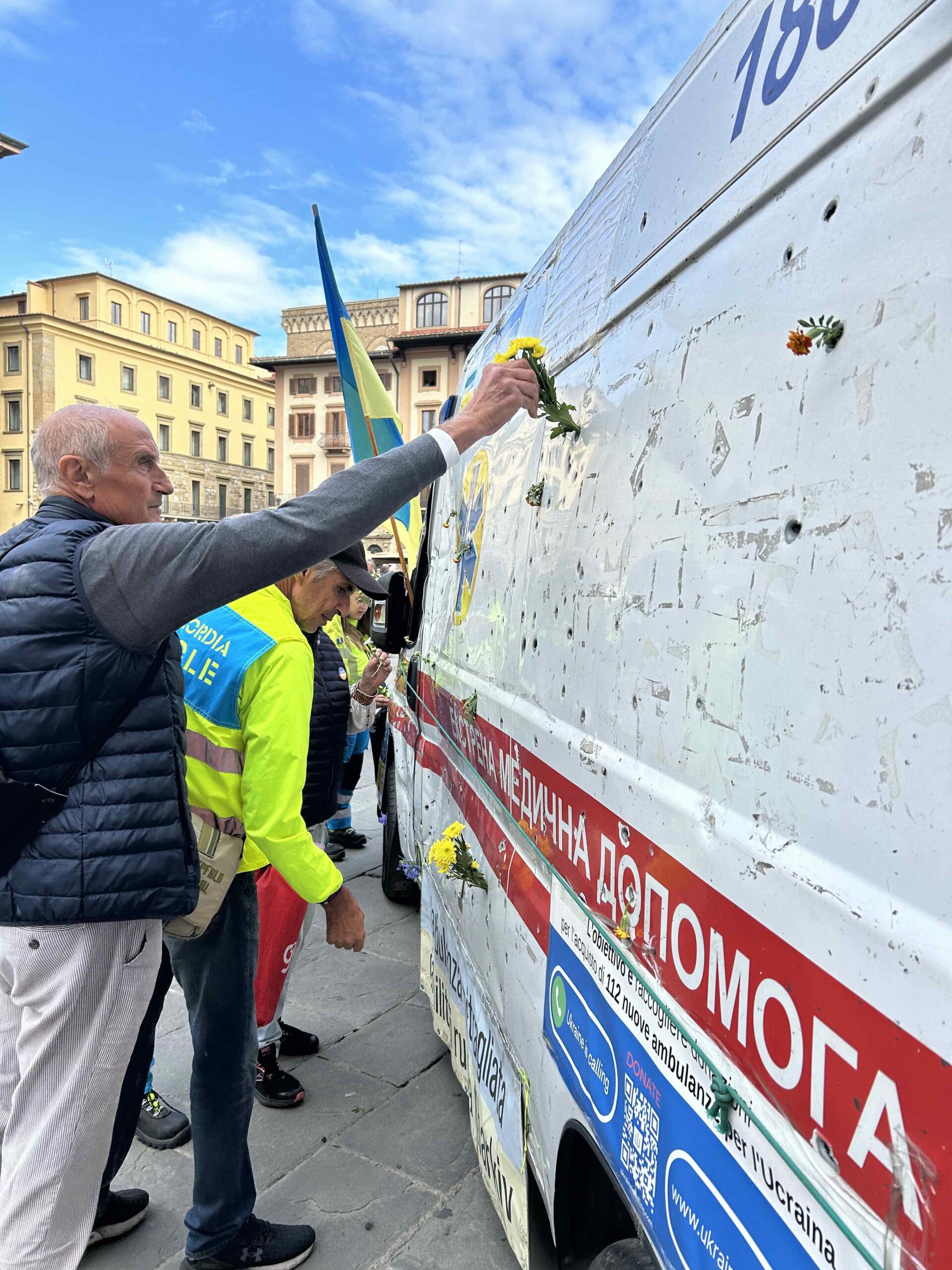 Ucraina, a Firenze un’ambulanza crivellata di proiettili dell’esercito russo